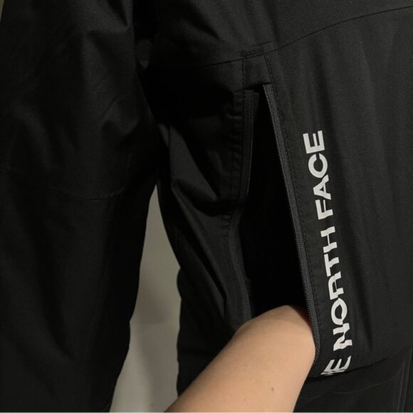 The North Face boys jacket with hood - Picture 7 of 15